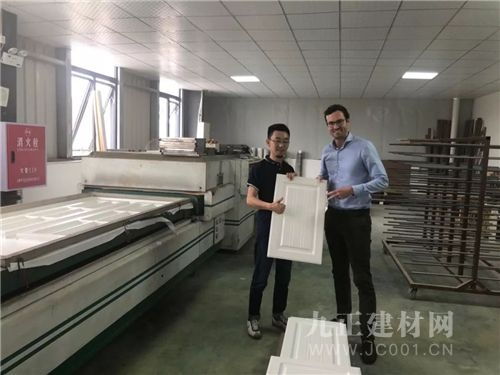 依威全屋定制整裝材料歐洲供應商參觀工廠，技術轉讓開啟新篇章